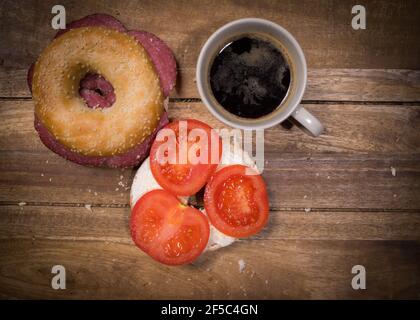 Kaffee und Bagels zum Frühstück - Blick von oben nach unten Stockfoto