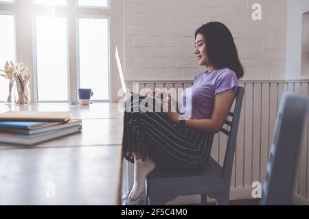 Architektin oder Kreative Frau, die mit ihrem Projekt im Design Studio denkt oder plant. Konzept für kreative Ideen Stockfoto