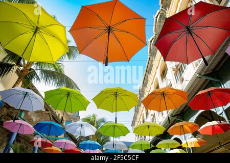 Bunte hängende Regenschirme in Caudan Waterfront, Mauritius Afrika Stockfoto