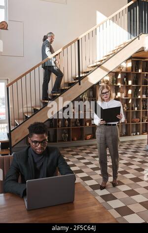 Gruppe von geschäftigen Geschäftsleuten beschäftigt mit der Arbeit in modernen Büro Stockfoto