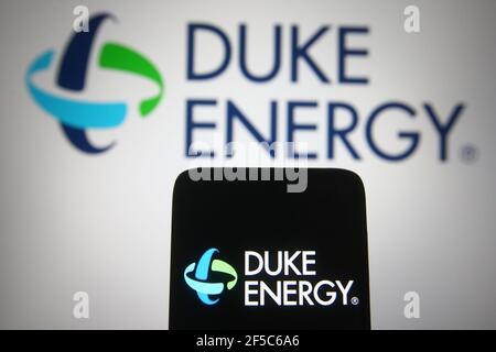 In dieser Fototafel ist das Duke Energy Logo eines US-amerikanischen Stromkonzerns auf einem Smartphone und einem pc-Bildschirm zu sehen. Stockfoto