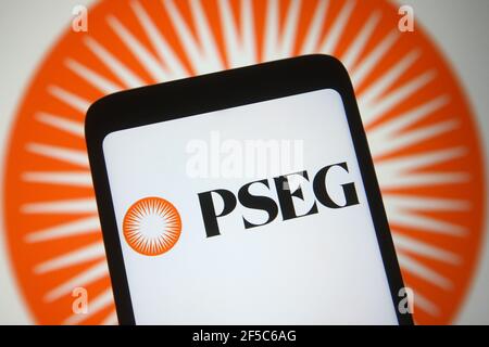 In dieser Abbildung ist das Public Service Enterprise Group (PSEG)-Logo eines Energieunternehmens auf einem Smartphone und einem pc-Bildschirm zu sehen. Stockfoto