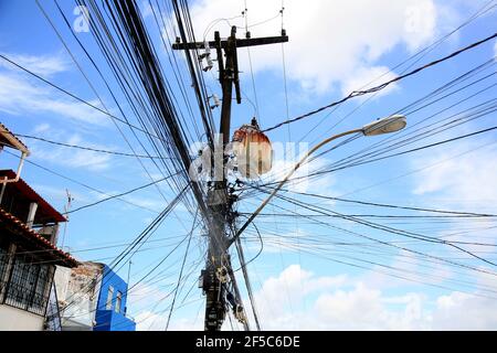 salvador, bahia, brasilien - 27. januar 2021: Der elektrische Transformator ist in der Stadt Salvador neben Drähten auf einem Strommast zu sehen. Stockfoto