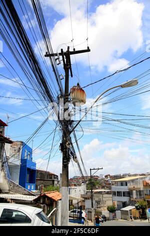 salvador, bahia, brasilien - 27. januar 2021: Der elektrische Transformator ist in der Stadt Salvador neben Drähten auf einem Strommast zu sehen. Stockfoto