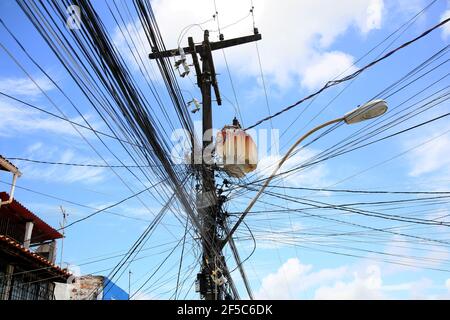 salvador, bahia, brasilien - 27. januar 2021: Der elektrische Transformator ist in der Stadt Salvador neben Drähten auf einem Strommast zu sehen. Stockfoto