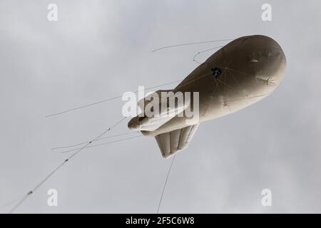 Moskau, Russland. 16th Mai 2020. Ein Luftballon am Himmel.Rosgvardia-Mitarbeiter mit dem OKO-Videoüberwachungssystem (oder High-Altitude Video Surveillance System), das auf einem Ballon platziert wurde, um nach Sperrverletzern zu suchen, sollte diese Technik die Ausbreitung des Coronavirus verhindern (Covid-19). Es wurde auch auf der Website der Abteilung berichtet. (Foto von Mihail Siergiejevicz/SOPA Images/Sipa USA) Quelle: SIPA USA/Alamy Live News Stockfoto