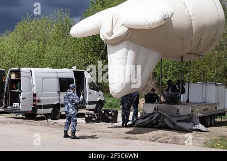 Moskau, Russland. 16th Mai 2020. Technisches Fahrzeug und Anhänger mit Aerostat.Rosgvardia-Mitarbeiter mit dem OKO-Videoüberwachungssystem (oder High-Altitude-Videoüberwachungssystem), das auf einem Ballon platziert wurde, um nach Sperrverletzern zu suchen, sollte diese Technik die Ausbreitung des Coronavirus verhindern (Covid-19). Es wurde auch auf der Website der Abteilung berichtet. (Foto von Mihail Siergiejevicz/SOPA Images/Sipa USA) Quelle: SIPA USA/Alamy Live News Stockfoto