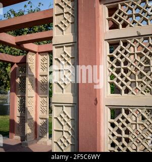 Innenansicht des Architekturgrabes im Sunder Nursery in Delhi Indien, Sunder Nursery ist Weltkulturerbe in der Nähe von Humayun Grab in Delhi, Sun Stockfoto