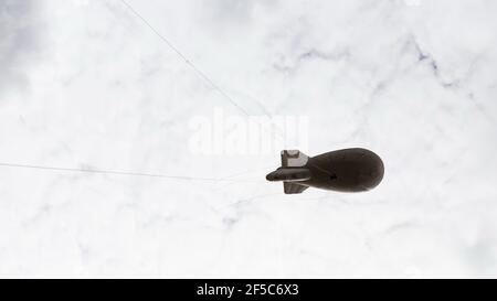 Moskau, Russland. 16th Mai 2020. Aerostat fliegt in den Wolken.Rosgvardia-Mitarbeiter mit dem OKO-Videoüberwachungssystem (oder High-Altitude Video Surveillance System), das auf einem Ballon platziert wurde, um nach Sperrverletzern zu suchen, sollte diese Technik die Ausbreitung des Coronavirus verhindern (Covid-19). Es wurde auch auf der Website der Abteilung berichtet. (Foto von Mihail Siergiejevicz/SOPA Images/Sipa USA) Quelle: SIPA USA/Alamy Live News Stockfoto