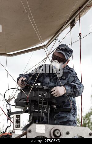 Moskau, Russland. 16th Mai 2020. Vorbereitung der Ballonkammer.Mitarbeiter von Rosgvardia mit dem OKO-Videoüberwachungssystem (oder High-Altitude Video Surveillance System), das auf einem Ballon platziert wurde, um nach Sperrverletzern zu suchen, sollte diese Technik die Ausbreitung des Coronavirus verhindern (Covid-19). Es wurde auch auf der Website der Abteilung berichtet. (Foto von Mihail Siergiejevicz/SOPA Images/Sipa USA) Quelle: SIPA USA/Alamy Live News Stockfoto