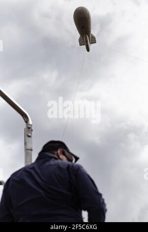 Moskau, Russland. 16th Mai 2020. Ein Spezialist steuert den Ballon vom Boden aus.Mitarbeiter von Rosgvardia mit dem OKO-Videoüberwachungssystem (oder High-Altitude Video Surveillance System), das auf einem Ballon platziert wurde, um nach Sperrverletzern zu suchen, sollte diese Technik die Ausbreitung des Coronavirus verhindern (Covid-19). Es wurde auch auf der Website der Abteilung berichtet. (Foto von Mihail Siergiejevicz/SOPA Images/Sipa USA) Quelle: SIPA USA/Alamy Live News Stockfoto