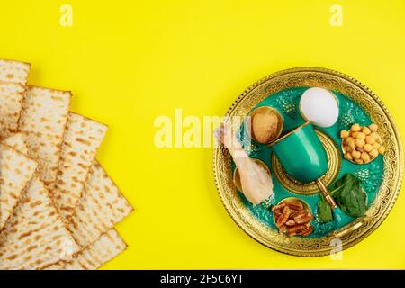 Jüdische Matzah, Kiddusch und Seder mit Ei, Knochen, Kräutern, Walnuss. Passahkonzept. Stockfoto