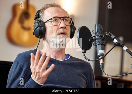 Hamburg, Deutschland. März 2021, 23rd. Peter Lohmeyer, Schauspieler, schließt sich 20th der Podcast-Serie "Loud Against Nazis" in den Elevate Studios an. Quelle: Georg Wendt/dpa/Alamy Live News Stockfoto