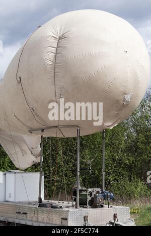 Moskau, Russland. 16th Mai 2020. Aerostat auf einem Anhänger.Rosgvardia-Mitarbeiter mit dem OKO-Videoüberwachungssystem (oder High-Altitude-Videoüberwachungssystem), das auf einem Ballon platziert wurde, um nach Sperrverletzern zu suchen, sollte diese Technik die Ausbreitung des Coronavirus verhindern (Covid-19). Es wurde auch auf der Website der Abteilung berichtet. Kredit: Mihail Tokmakov/SOPA Images/ZUMA Wire/Alamy Live Nachrichten Stockfoto