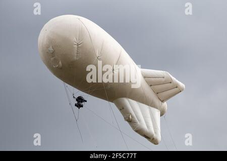 Moskau, Russland. 16th Mai 2020. Ein Luftballon, der mit einer Kamera fliegt.Rosgvardia-Mitarbeiter mit dem OKO-Videoüberwachungssystem (oder High-Altitude Video Surveillance System), das auf einem Ballon platziert wurde, um nach Sperrverletzern zu suchen, sollte diese Technik die Ausbreitung des Coronavirus verhindern (Covid-19). Es wurde auch auf der Website der Abteilung berichtet. Kredit: Mihail Tokmakov/SOPA Images/ZUMA Wire/Alamy Live Nachrichten Stockfoto