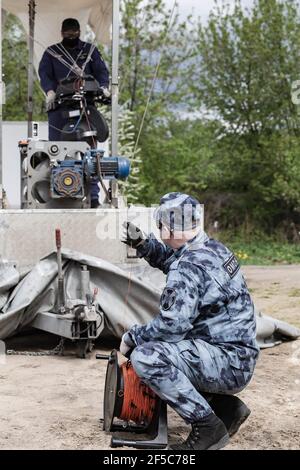 Moskau, Russland. 16th Mai 2020. Vorbereitung von Aerostatseilen.Rosgvardia-Mitarbeiter mit dem OKO-Videoüberwachungssystem (oder High-Altitude Video Surveillance System), das auf einem Ballon platziert wurde, um nach Sperrverletzern zu suchen, sollte diese Technik die Ausbreitung des Coronavirus verhindern (Covid-19). Es wurde auch auf der Website der Abteilung berichtet. Kredit: Mihail Tokmakov/SOPA Images/ZUMA Wire/Alamy Live Nachrichten Stockfoto