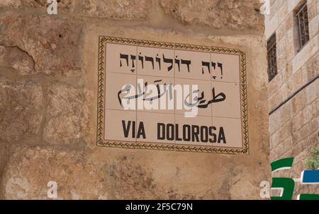 Straßenschild Via Dolorosa in Jerusalem, der heilige Weg, den Jesus an seinem letzten Tag ging. Israel. Hochwertige Fotos Stockfoto