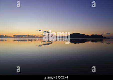 Sonnenuntergang in Vanuatu mit Nguna Insel Silhouetten gegen den Himmel. Stockfoto