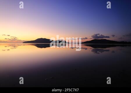 Sonnenuntergang in Vanuatu mit Nguna und Pele Inseln gegen den Himmel silhouetted. Stockfoto