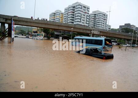 salvador, bahia, brasilien - 27. april 2015: Fahrzeug wird in einer Regenwasserflut auf der Avenida Luiz Viana - Paralela in der Stadt Salvador gesehen. Stockfoto