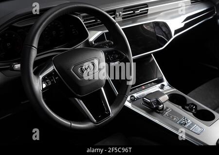 Sankt-Petersburg, Russland, 25. März 2021: Der neue Audi A6 45TDI Quattro interior mit Lenkrad und digitalem Armaturenbrett. Stockfoto