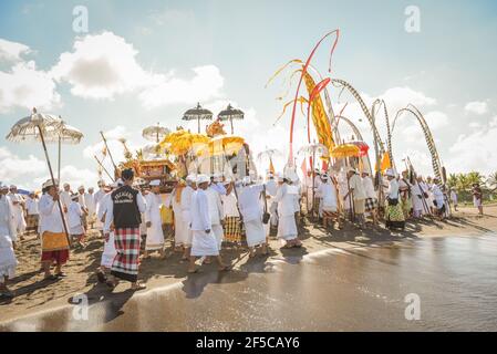 Sanur Beach melasti Ceremony 2015-03-18, Melasti ist eine hinduistische balinesische Reinigungszeremonie und Ritual, vor dem Nyepi-Tag (stiller Tag) Stockfoto