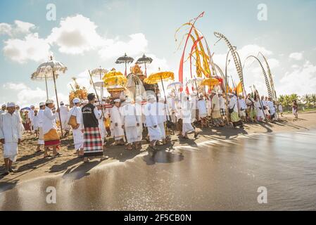 Sanur Beach melasti Ceremony 2015-03-18, Melasti ist eine hinduistische balinesische Reinigungszeremonie und Ritual, vor dem Nyepi-Tag (stiller Tag) Stockfoto