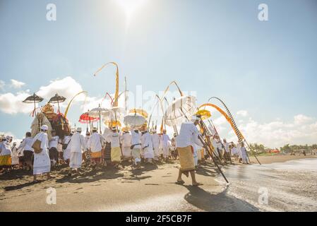 Sanur Beach melasti Ceremony 2015-03-18, Melasti ist eine hinduistische balinesische Reinigungszeremonie und Ritual, vor dem Nyepi-Tag (stiller Tag) Stockfoto