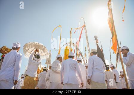 Sanur Beach melasti Ceremony 2015-03-18, Melasti ist eine hinduistische balinesische Reinigungszeremonie und Ritual, vor dem Nyepi-Tag (stiller Tag) Stockfoto