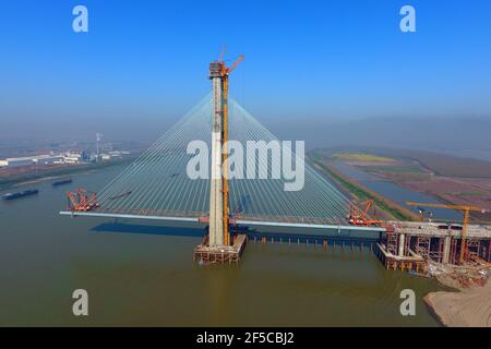 Jiujiang, China. März 2021, 25th. Chinas erste Querkabel-Brückenkappung erfolgreich in Jiujiang, Jiangxi, China am 25th. März 2021.(Foto: TPG/cnsphotos) Quelle: TopPhoto/Alamy Live News Stockfoto