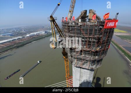 Jiujiang, China. März 2021, 25th. Chinas erste Querkabel-Brückenkappung erfolgreich in Jiujiang, Jiangxi, China am 25th. März 2021.(Foto: TPG/cnsphotos) Quelle: TopPhoto/Alamy Live News Stockfoto