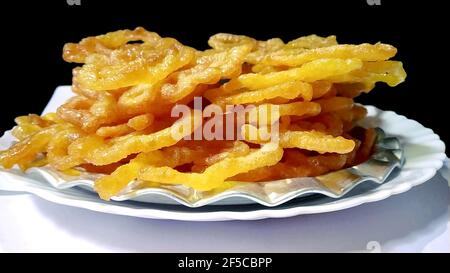 jalebi Indische süße Gericht isoliert auf schwarzem Hintergrund Stockfoto