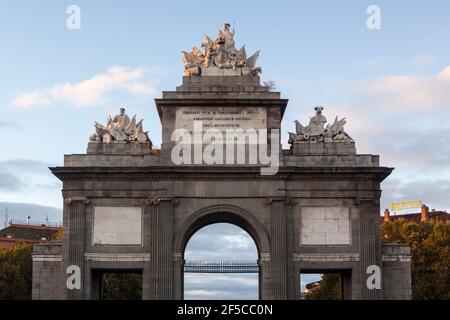 Historisches Denkmal Puerta de Toledo oder Toledos Tor in madrid. Herbstliche Stadtlandschaft bei Sonnenaufgang. In Spanien, Europa Stockfoto