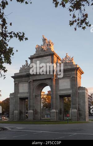 Historisches Denkmal Puerta de Toledo oder Toledos Tor in madrid. Herbstliche Stadtlandschaft bei Sonnenaufgang. In Spanien, Europa Stockfoto