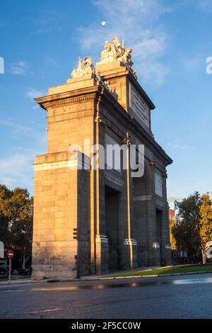 Historisches Denkmal Puerta de Toledo oder Toledos Tor in madrid. Herbstliche Stadtlandschaft bei Sonnenaufgang. In Spanien, Europa Stockfoto