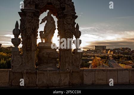 Sonnenaufgang im Stadtteil Piramides von madrid. Park auf dem Manzanares River. In Madrid Spanien Stockfoto