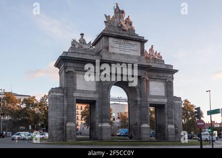 Historisches Denkmal Puerta de Toledo oder Toledos Tor in madrid. Herbstliche Stadtlandschaft bei Sonnenaufgang. In Spanien, Europa Stockfoto