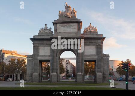 Historisches Denkmal Puerta de Toledo oder Toledos Tor in madrid. Herbstliche Stadtlandschaft bei Sonnenaufgang. In Spanien, Europa Stockfoto