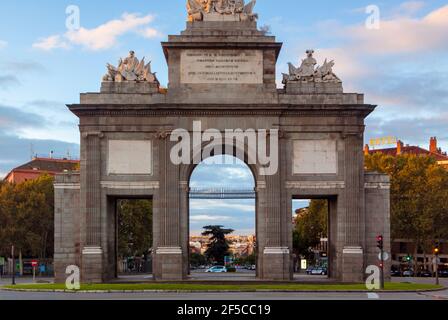 Historisches Denkmal Puerta de Toledo oder Toledos Tor in madrid. Herbstliche Stadtlandschaft bei Sonnenaufgang. In Spanien, Europa Stockfoto