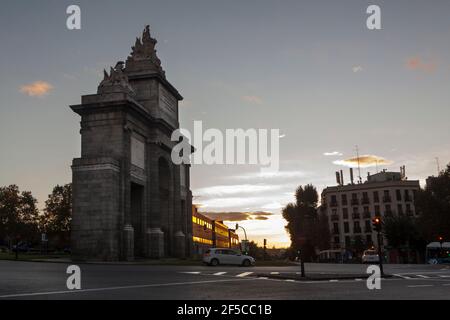 Historisches Denkmal Puerta de Toledo oder Toledos Tor in madrid. Herbstliche Stadtlandschaft bei Sonnenaufgang. In Spanien, Europa Stockfoto