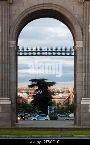 Historisches Denkmal Puerta de Toledo oder Toledos Tor in madrid. Herbstliche Stadtlandschaft bei Sonnenaufgang. In Spanien, Europa Stockfoto