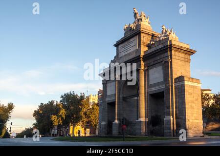 Historisches Denkmal Puerta de Toledo oder Toledos Tor in madrid. Herbstliche Stadtlandschaft bei Sonnenaufgang. In Spanien, Europa Stockfoto