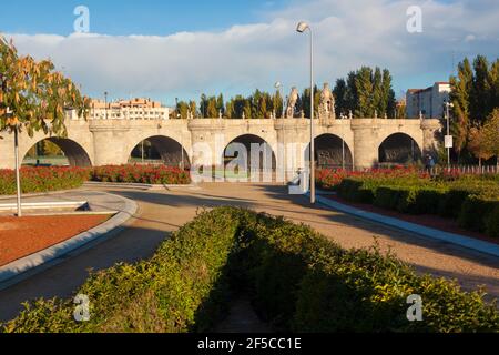 Sonnenaufgang im Stadtteil Piramides von madrid. Park auf dem Manzanares River. In Madrid Spanien Stockfoto