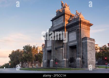 Historisches Denkmal Puerta de Toledo oder Toledos Tor in madrid. Herbstliche Stadtlandschaft bei Sonnenaufgang. In Spanien, Europa Stockfoto