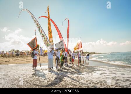 Sanur Beach melasti Ceremony 2015-03-18, Melasti ist eine hinduistische balinesische Reinigungszeremonie und Ritual, vor dem Nyepi-Tag (stiller Tag) Stockfoto