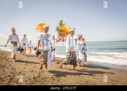 Sanur Beach melasti Ceremony 2015-03-18, Melasti ist eine hinduistische balinesische Reinigungszeremonie und Ritual, vor dem Nyepi-Tag (stiller Tag) Stockfoto