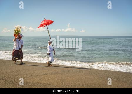 Sanur Beach melasti Ceremony 2015-03-18, Melasti ist eine hinduistische balinesische Reinigungszeremonie und Ritual, vor dem Nyepi-Tag (stiller Tag) Stockfoto