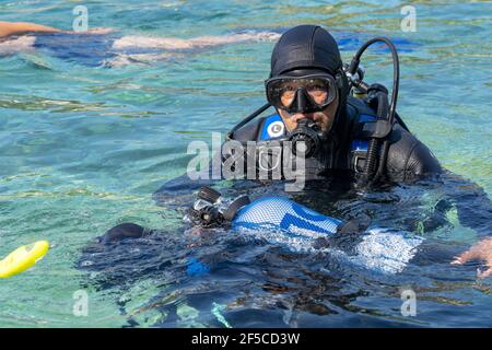 Porträt eines Tauchlehrers, der die Kamera anschaut. Junior Open Water Diver Kurs. Stockfoto