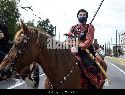 Weibliche Kavallerie Kämpfer in Tracht der griechischen Revolution 1821. Zweihundertjähriger Unabhängigkeitstag Militärparade in Athen. Stockfoto