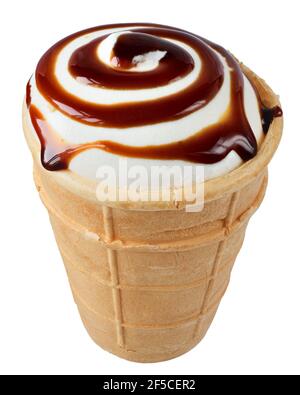 Eis in einem Waffelkegel mit Karamell isoliert auf weißem Hintergrund. Stockfoto